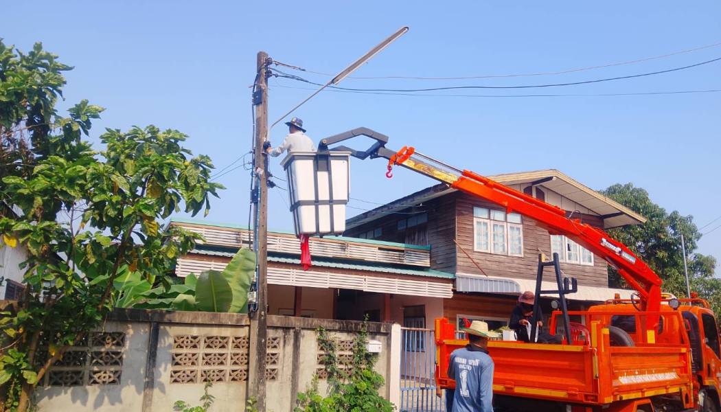 รถกระเช่า ซ่อมไฟฟ้า บ้านหนองนาคำ ม.1 จำนวน 11 จุด ติดตั้งโคมไฟใหม่ 5 จุด ติดตั้งโซล่าเซลล์ 2 จุด รวม 18 จุด